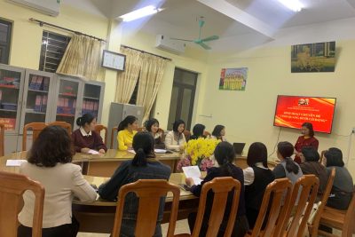 CHI BỘ TRƯỜNG MẦM NON THANH CHÂU SINH HOẠT CHUYÊN ĐỀ “VINH QUANG DƯỚI CỜ ĐẢNG”.